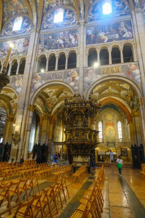 Téléchargez les photos : Mai 2023 Parme, Italie : intérieur de la cathédrale Santa Maria Assunta, Duomo di Parma. Chaises dans l'église - en image libre de droit