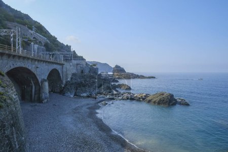 Téléchargez les photos : Vue sur la mer Ligure, les falaises et l'horizon depuis la ville de Framura du parc national Cinque Terre - en image libre de droit