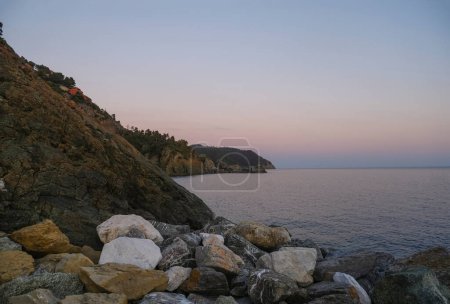 Téléchargez les photos : Vue sur la mer Ligure, les falaises et l'horizon depuis la ville de Framura au coucher du soleil du parc national Cinque Terre - en image libre de droit