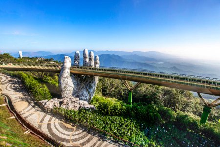 Foto de Puente de oro en la cima de las colinas de Ba Na, ciudad de Danang, la famosa atracción turística en el centro de Vietnam. - Imagen libre de derechos