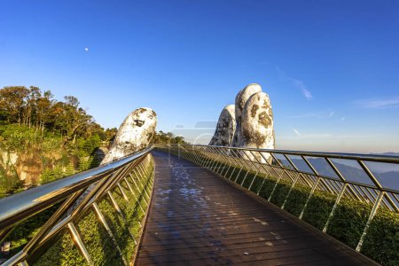 Foto de Puente de oro en la cima de las colinas de Ba Na, ciudad de Danang, la famosa atracción turística en el centro de Vietnam. - Imagen libre de derechos