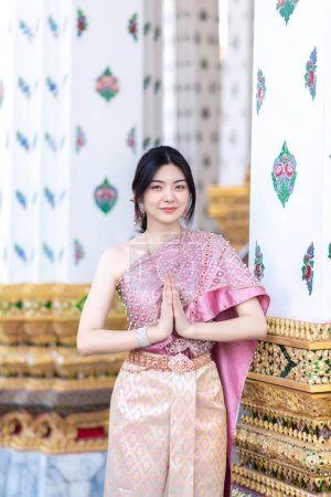 Belle fille asiatique en costume traditionnel thaïlandais au temple