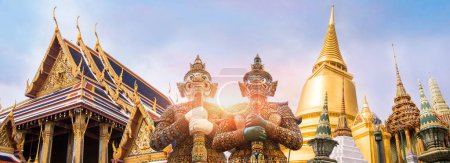 Téléchargez les photos : Wat Phra Kaew, temple du Bouddha émeraude, Wat Phra Kaew est l'un des sites touristiques les plus célèbres de Bangkok - en image libre de droit