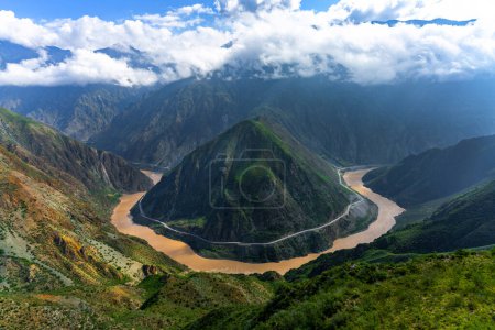 Téléchargez les photos : Scenic of Great bend of Jinsha River Yunnan, Chine. La rivière Jinsha est la partie supérieure du fleuve Yangzi. - en image libre de droit