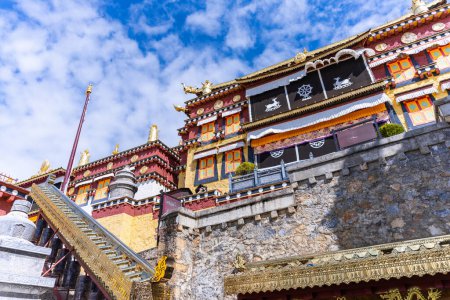Téléchargez les photos : Shangri-La, Chine - SEP 06, 2023 - Le monastère de Songzanlin est le plus grand monastère bouddhiste tibétain de la province du Yunnan à Shangri-La, Yunnan, Chine. - en image libre de droit