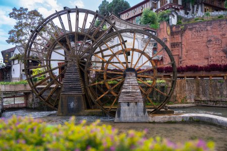 Téléchargez les photos : La roue à eau dans la vieille ville de Lijiang dans le Yunnan, en Chine. Il fait partie du patrimoine mondial de l'UNESCO - Vieille ville de Lijiang. - en image libre de droit