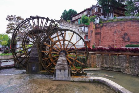 Téléchargez les photos : La roue à eau dans la vieille ville de Lijiang dans le Yunnan, en Chine. Il fait partie du patrimoine mondial de l'UNESCO - Vieille ville de Lijiang. - en image libre de droit