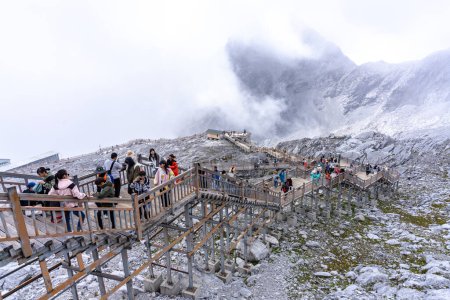 Foto de LIJIANG, CHINA - SEP 4, 2023 - Jade dragon snow mountain of Yunnan, Lijiang, China. Su pico más alto es de 5,596m. sobre el nivel del mar. - Imagen libre de derechos