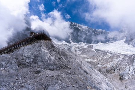 Foto de LIJIANG, CHINA - SEP 4, 2023 - Jade dragon snow mountain of Yunnan, Lijiang, China. Su pico más alto es de 5,596m. sobre el nivel del mar. - Imagen libre de derechos