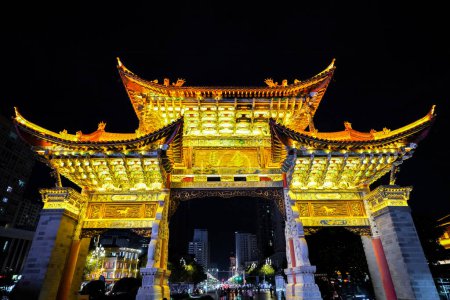 Téléchargez les photos : Vue de Jinbi Square- le cheval d'or et l'arche de coq de jade la marque de la ville. - en image libre de droit