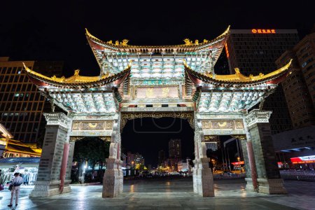 Téléchargez les photos : KUNMING, CHINE - 02 OCT 2023 - vue sur la place Jinbi, l'arche du Cheval d'Or et du Coq de Jade. - en image libre de droit