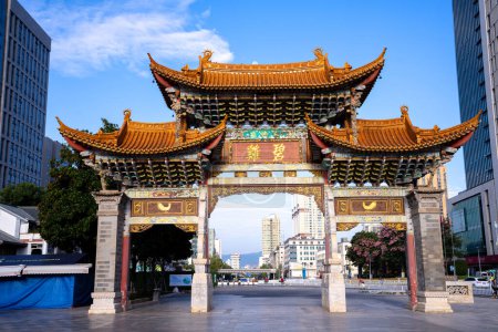 Téléchargez les photos : KUNMING, CHINE - 02 OCT 2023 - vue sur la place Jinbi, l'arche du Cheval d'Or et du Coq de Jade. - en image libre de droit