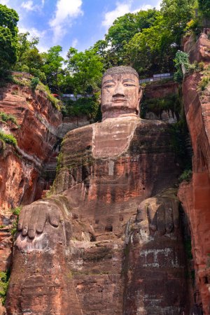 Der Riesen-Leshan-Buddha im südlichen Teil von Sichuan, China, in der Nähe der Stadt Leshan, ist die größte und höchste steinerne Buddhastatue der Welt