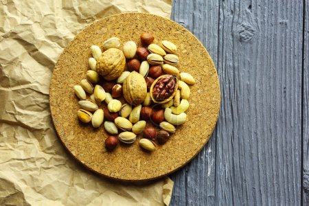 Foto de Nueces decoradas en un plato sobre un escritorio de madera
. - Imagen libre de derechos