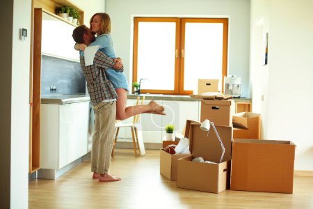 Foto de Retrato de una joven pareja mudándose a un nuevo hogar. Pareja joven
. - Imagen libre de derechos