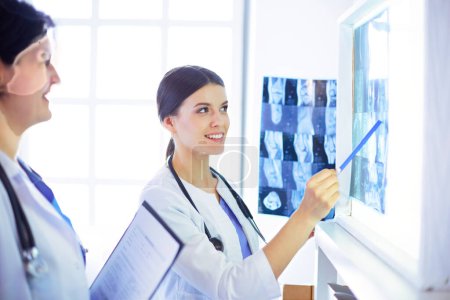 Téléchargez les photos : Deux médecins pointant des rayons X dans un hôpital - en image libre de droit