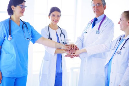 Foto de Grupo de médicos poniendo sus manos juntas - Imagen libre de derechos