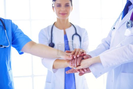 Téléchargez les photos : Les médecins mettent leurs mains ensemble. Gros plan - en image libre de droit