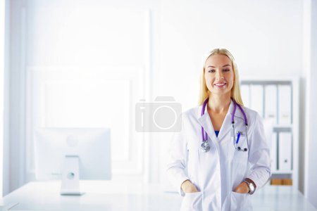 Téléchargez les photos : Jeune femme médecin au travail tout en tapant sur ordinateur portable dans le bureau de l'hôpital - en image libre de droit