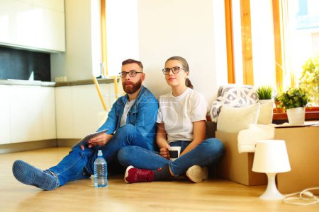 Téléchargez les photos : Portrait de couple heureux dans une nouvelle maison
. - en image libre de droit