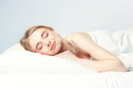 Foto de Joven hermosa chica duerme en el dormitorio. - Imagen libre de derechos