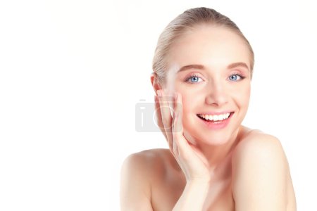 Téléchargez les photos : Portrait de belle femme avec maquillage naturel sur fond blanc - en image libre de droit