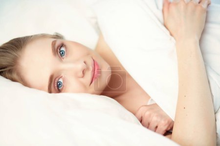 Foto de Mujer bonita acostada en su cama en casa. - Imagen libre de derechos