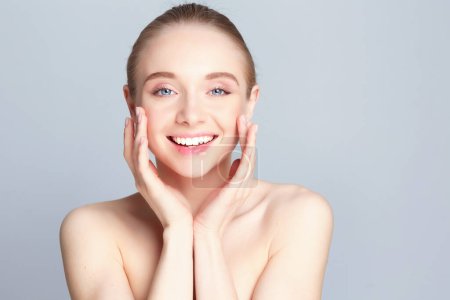 Foto de Retrato de mujer hermosa con maquillaje natural tocando su cara - Imagen libre de derechos