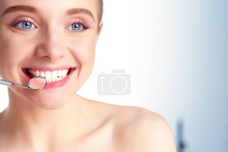Téléchargez les photos : Dents de femme et miroir buccal de dentiste. - en image libre de droit