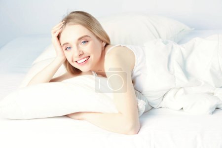 Foto de Mujer bonita acostada en su cama en casa. - Imagen libre de derechos