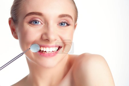 Téléchargez les photos : Dents de femme et miroir buccal de dentiste. - en image libre de droit
