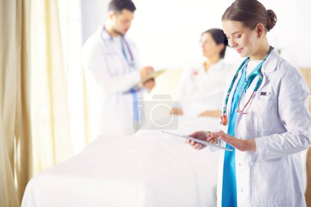 Foto de Médico o enfermero que habla con el paciente en el hospital. - Imagen libre de derechos