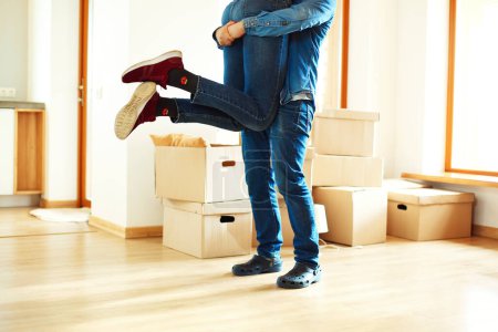 Téléchargez les photos : Heureux couple câlins dans leur nouveau maison. - en image libre de droit
