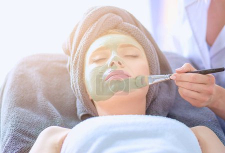 Téléchargez les photos : Belle femme masquée, allongée sur un spa. Femme. Salon de spa
. - en image libre de droit