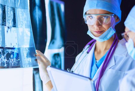 Téléchargez les photos : Deux femmes médecins qui regardent des radios dans un hôpital - en image libre de droit