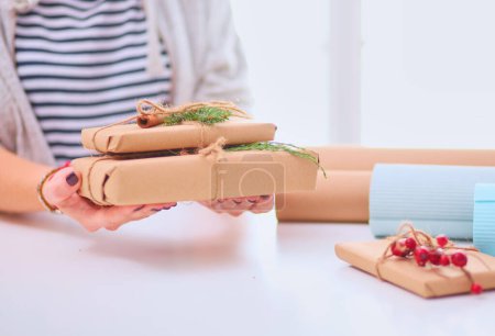 Téléchargez les photos : Mains de femme tenant boîte cadeau de Noël - en image libre de droit