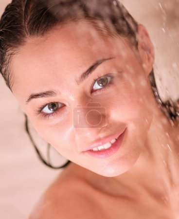 Foto de Joven mujer hermosa bajo la ducha en el baño - Imagen libre de derechos