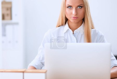 Téléchargez les photos : Femme d'affaires attrayant assis dans le bureau . - en image libre de droit