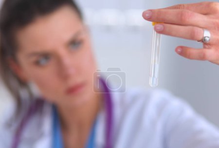 Téléchargez les photos : Femme chercheuse entourée de flacons et flacons médicaux, isolée sur du blanc - en image libre de droit