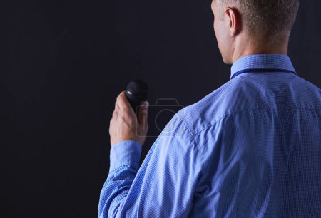 Foto de Concepto de habla de hombre de negocios, hablando con micrófono en la sala de conferencias. - Imagen libre de derechos