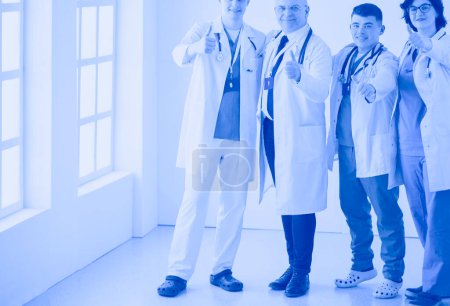 Téléchargez les photos : Une équipe médicale réussie. Équipe de médecins confiants debout ensemble et souriant. - en image libre de droit