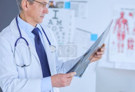 Téléchargez les photos : Homme médecin écrit des notes sur le presse-papiers à l'hôpital. - en image libre de droit