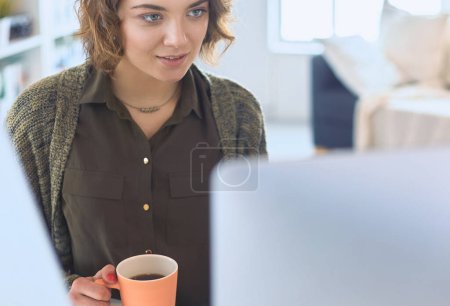 Foto de Mujer joven o estudiante usando tableta en casa. - Imagen libre de derechos