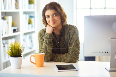 Téléchargez les photos : Étudier et apprendre en ligne avec un ordinateur portable dans un bureau à la maison. - en image libre de droit