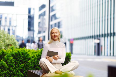 Téléchargez les photos : Femme d'affaires calme méditant dans le lotus en plein air. - en image libre de droit