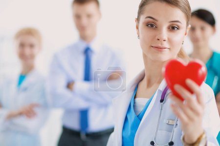 Téléchargez les photos : Médecin féminin avec stéthoscope tenant le cœur . - en image libre de droit
