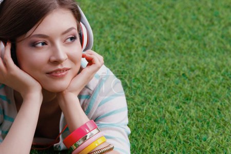 Téléchargez les photos : Jeune femme à l'écoute de la musique
 . - en image libre de droit