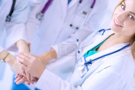 Téléchargez les photos : Médecins et infirmières dans une équipe médicale empilant les mains. - en image libre de droit