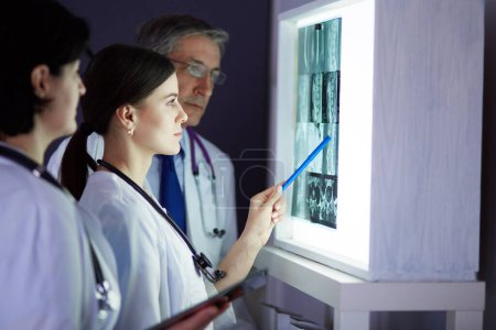 Foto de Médicos del hospital examinando radiografías en una sala de emergencias - Imagen libre de derechos