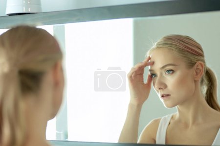 Téléchargez les photos : Visage de jeune belle femme en bonne santé et réflexion dans le miroir
. - en image libre de droit